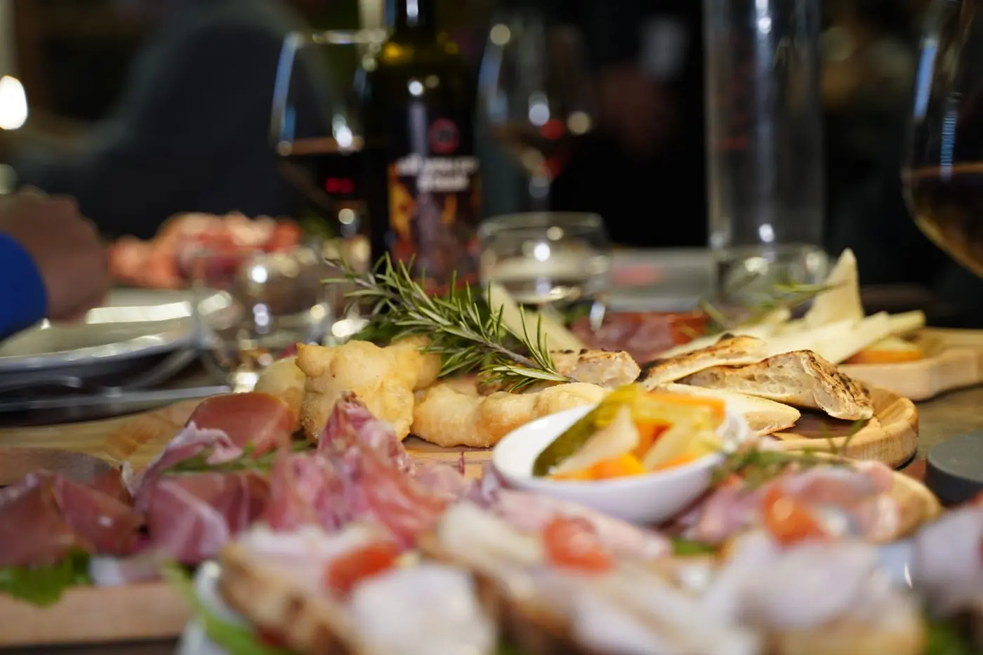 Il tagliere degli antipasti toscani: salumi, crostini, coccoli e sottaceti