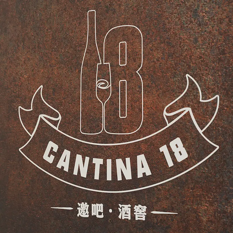 L'insegna della Cantina 18 incisa su una lastra di metallo