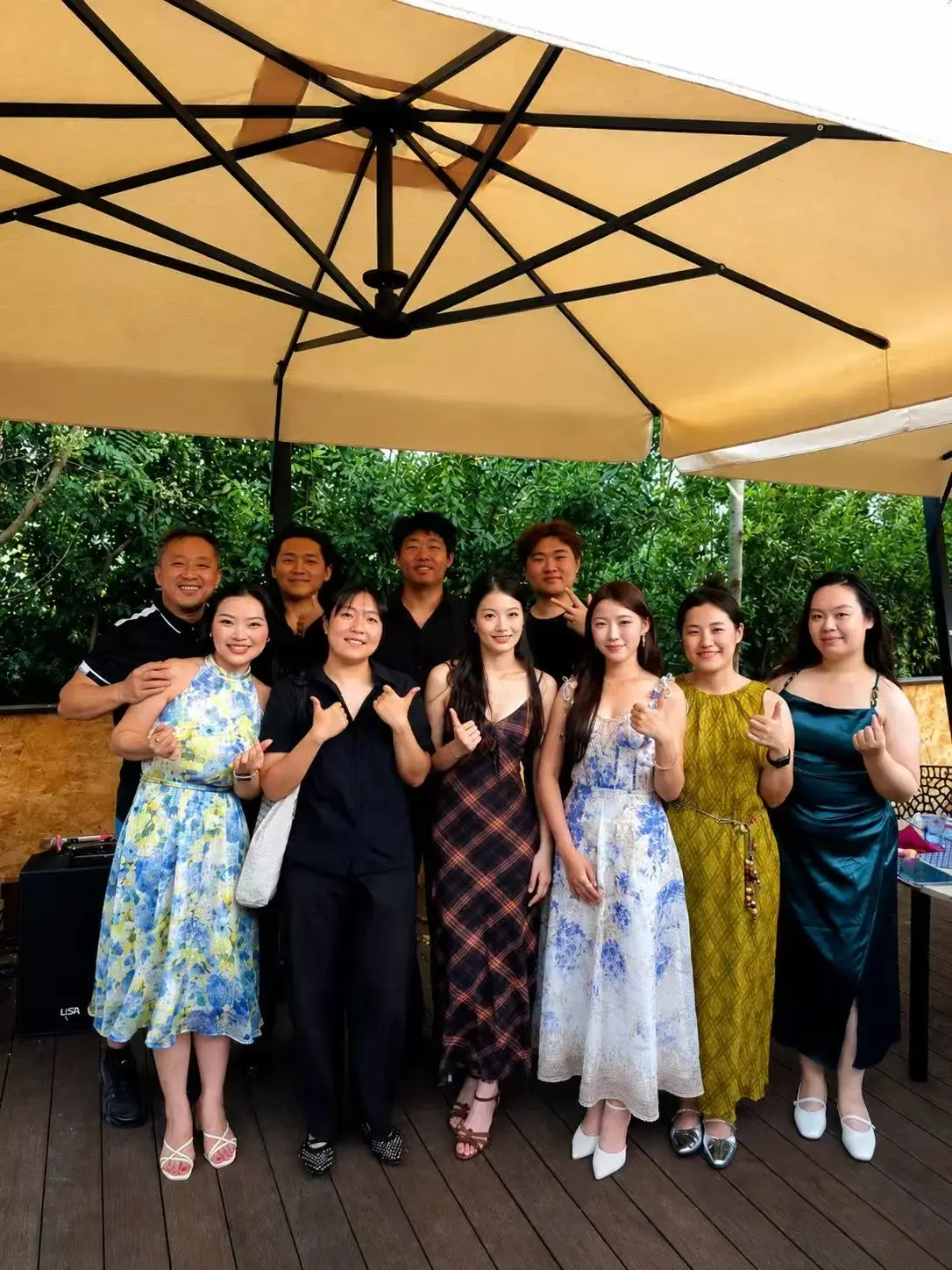 I cantanti di OperaGioia durante il concerto nel giardino della villa