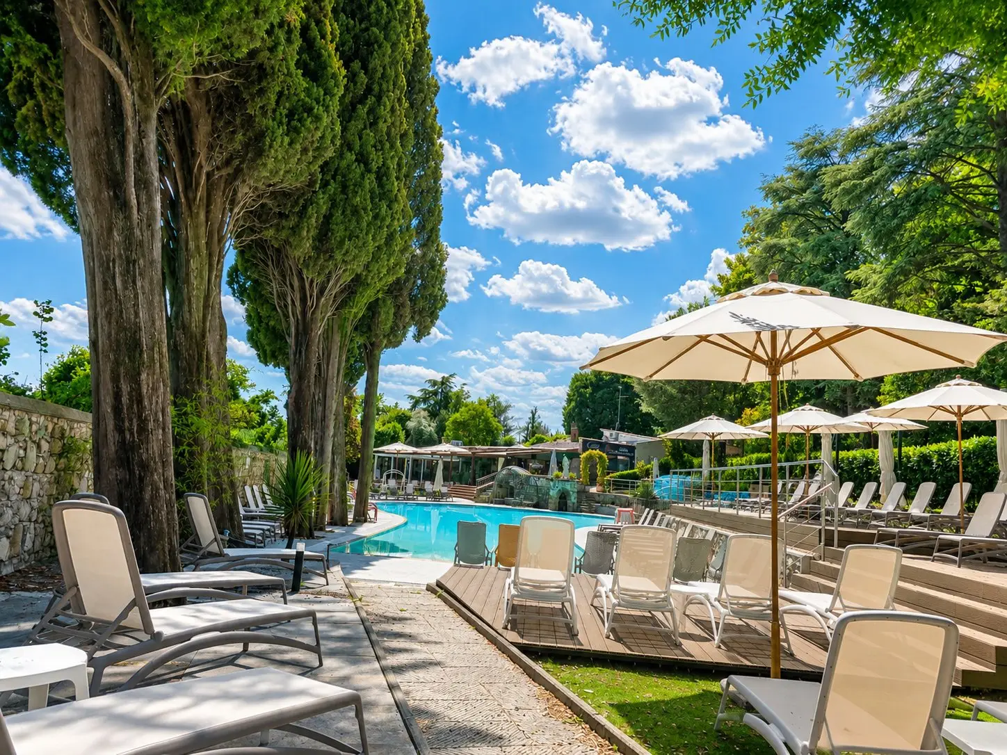 La piscina della villa in una giornata d’estate