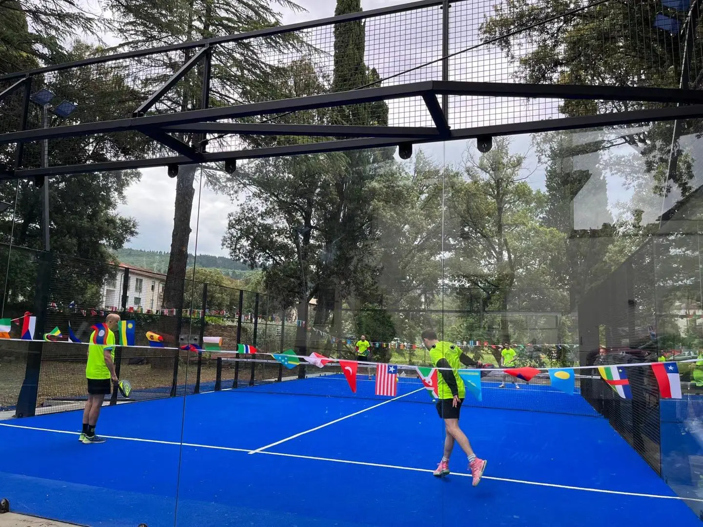 Il campo da padel di Fantastic Garden durante un torneo