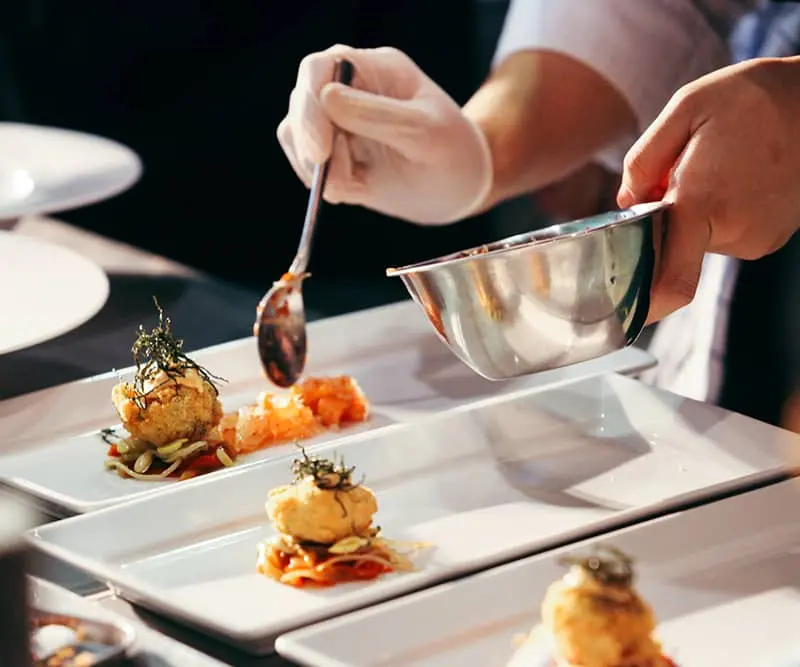 Lo chef al lavoro nella cucina della villa