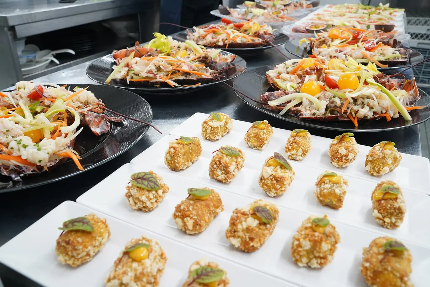 Vassoi di astice e crocchette pronti per un buffet