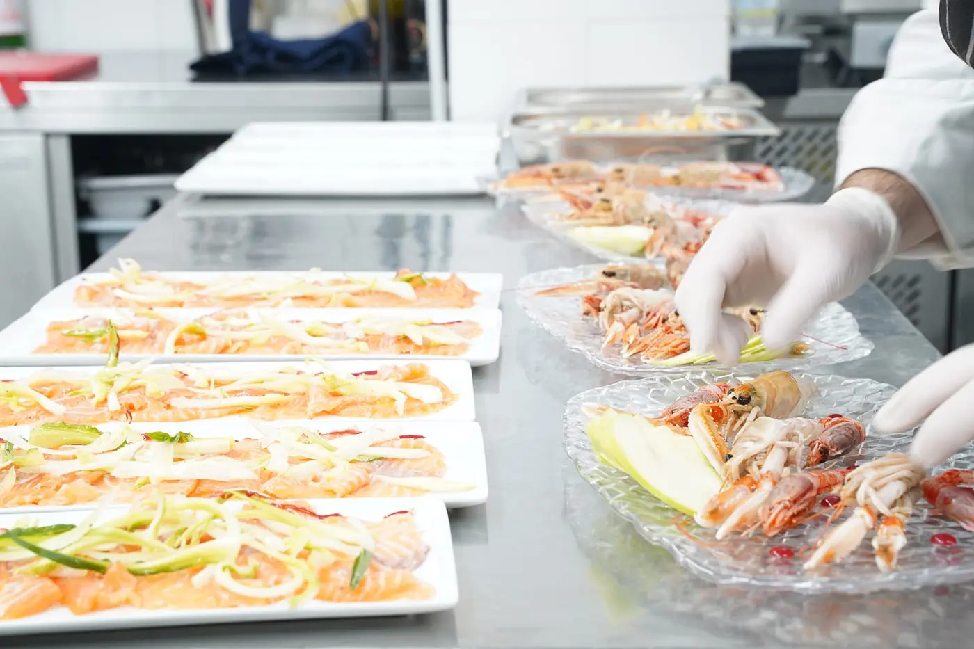 In cucina, i piatti di pesce crudo composti uno accanto all’altro