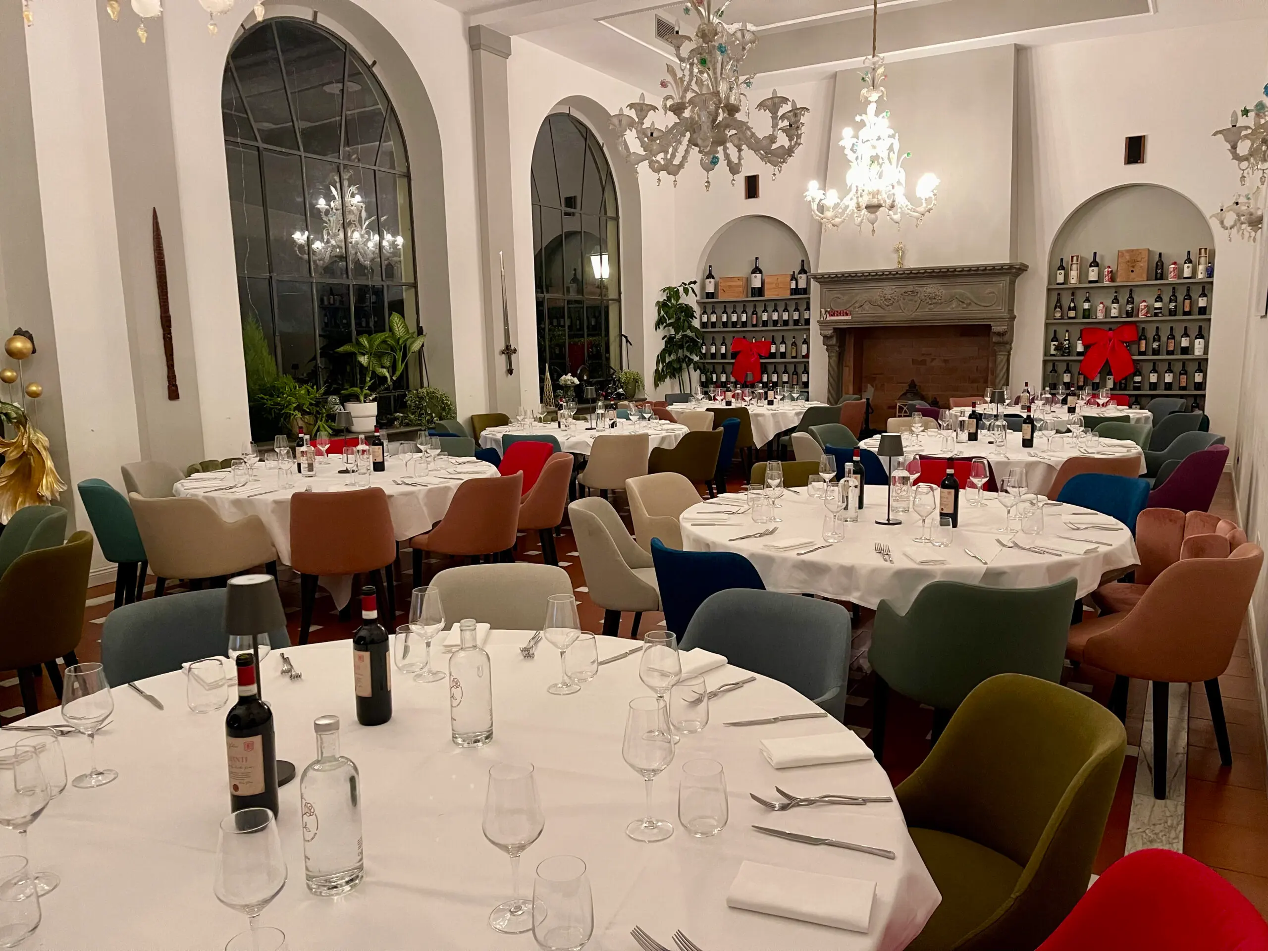 La sala del ristorante della villa, con i lampadari di vetro e il camino
